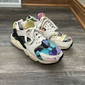 Nike Air Huarache Women’s Sneakers